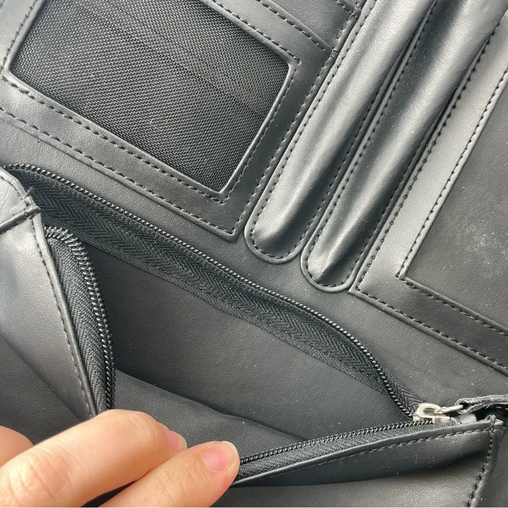 Franklin Covey Black 3-Ring Binder with Pull Out Handles Lots of Storage Space